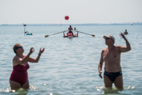 Vízimentő járőrözik mentőcsónakkal a Balatonon az alsóörsi strandon 2020. augusztus 13-án.