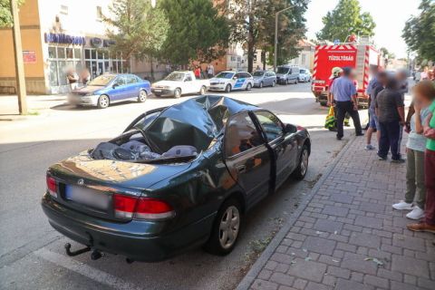 Az összezúzott Mazda, amire a férfi végül ráesett.