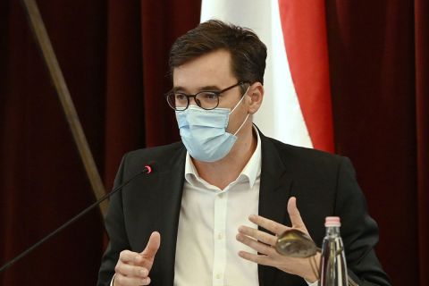 Karácsony Gergely főpolgármester a Fővárosi Közgyűlés rendkívüli, a koronavírus-járvány elleni védekezés erősítéséért összehívott ülésén a Városházán 2020. szeptember 14-én.