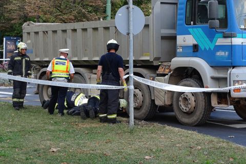 Tűzoltók és rendőr Szegeden, a Budapesti körúton, a Csillag téri körforgalomnál, ahol meghalt egy útra kiszaladó kisgyerek, akit elgázolt egy teherautó 2020. szeptember 7-én.