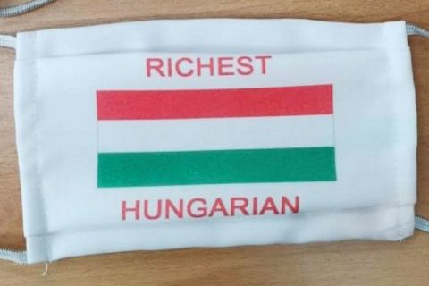 Különleges maszkot vitt Orbán Viktornak a DK