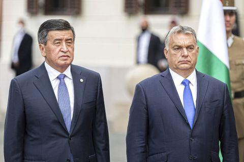 Orbán Viktor miniszterelnök (j) fogadja Szooronbaj Dzsejenbekov kirgiz államfőt a Karmelita kolostor előtt 2020. szeptember 29-én.