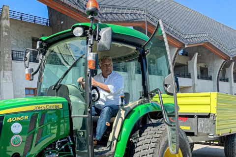 Orbán Felcsúton fusizik egy traktoron