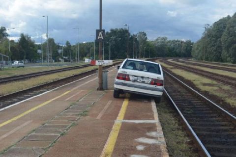 Félig a sínekre lógva fennakadt a peronon autójával egy részeg férfi Dabason