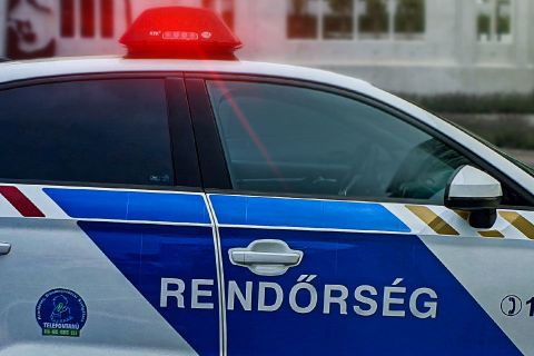 Ittas, drogos, jogosítvány nélküli román férfi okozott balesetet a rendőrök szeme láttára Zuglóban
