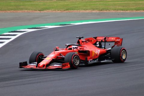 Sebastian Vettel vezeti a Ferrarit.