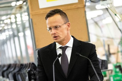 Szijjártó Péter külgazdasági és külügyminiszter beszédet mond a Tecnica Ungheria Kft. versenyképesség-növelő támogatási okiratának átadásán Nagykállón 2020. szeptember 2-án.