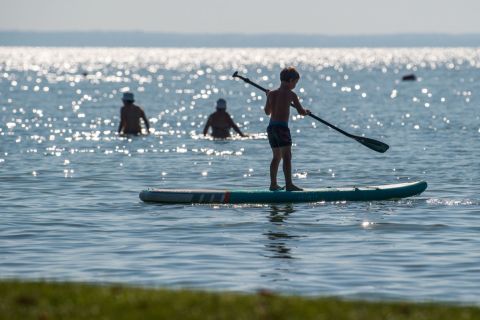 Állószörfös (SUP-os) fiú az alsóörsi strandon 2020. augusztus 13-án.