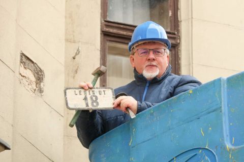 Dézsi Csaba András (Fidesz-KDNP) polgármester mutatja a régi házszámtáblát, amelyet eltávolított a korábbi Lenin, ma Baross út egyik házáról az 1956-os forradalom és szabadságharc kitörésének 64. évfordulója alkalmából tartott győri ünnepség után 2020. október 23-án.