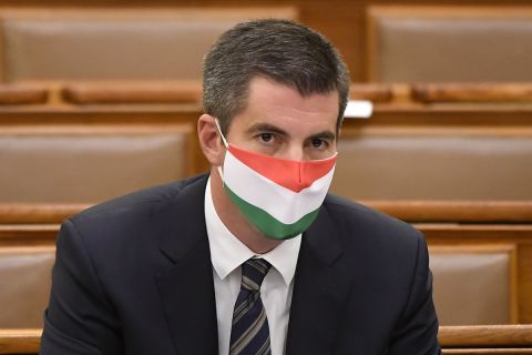 Kocsis Máté, a Fidesz frakcióvezetője védőmaszkot visel a koronavírus-járvány miatt az Országgyűlés plenáris ülésén 2020. október 12-én.