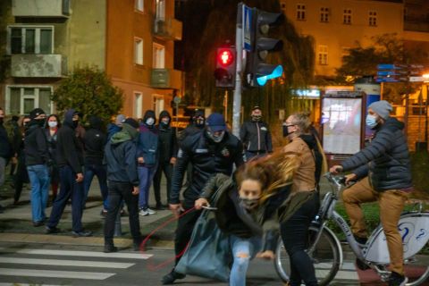 Kövekkel, botokkal támadtak az abortuszjogok korlátozása miatt tüntető nőkre Wroclawban