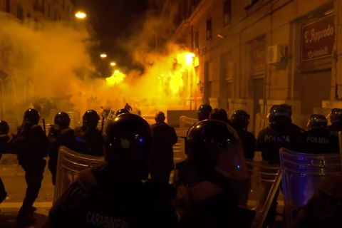 Rohamrendőrök oszlatták Nápolyban az éjszakai kijárási tilalom ellen tiltakozókat