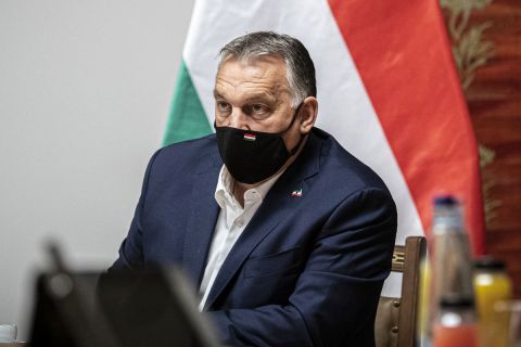 Orbán Viktor miniszterelnök videókonferencián egyeztet a visegrádi partnerekkel (V4) és az Európai Tanács tagjaival a koronavírus-járvány kezeléséről a Karmelita kolostorban 2020. október 29-én.