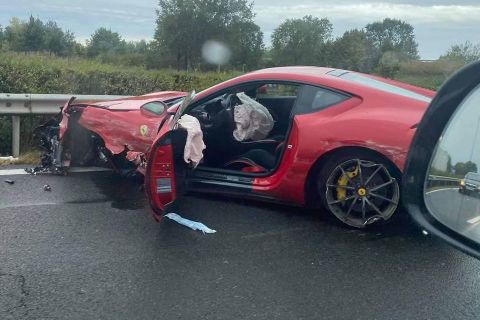 Összetörtek egy százmilliós Ferrarit az M3-ason