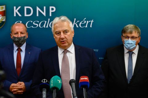 Semjén Zsolt, a KDNP elnöke, nemzetpolitikáért felelős miniszterelnök-helyettes (k) beszél, mellette Simicskó István, a KDNP parlamenti frakcióvezetője (b) és Dézsi Csaba András (Fidesz-KDNP), Győr polgármestere (j) a Kereszténydemokrata Néppárt Önkormányzati Tanácsának győri ülése kapcsán tartott sajtótájékoztatón 2020. október 1-jén.