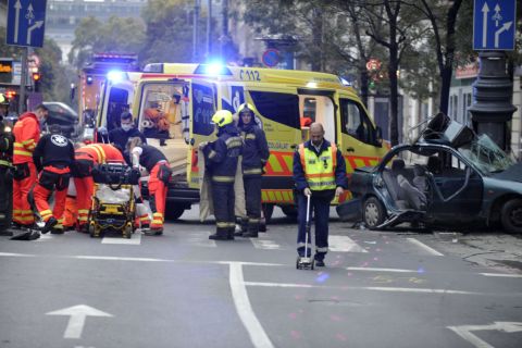 Mentősök látják el az egyik sérültet a Károly körúton történt baleset helyszínén 2020. november 1-jén, ahol egy autó villanyoszlopnak csapódott.