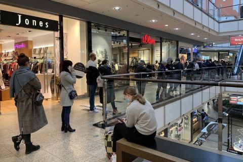 Pánikvásárlás tört ki Bécsben, miután a hírek szerint kedden bezárnak a bevásárlóközpontok