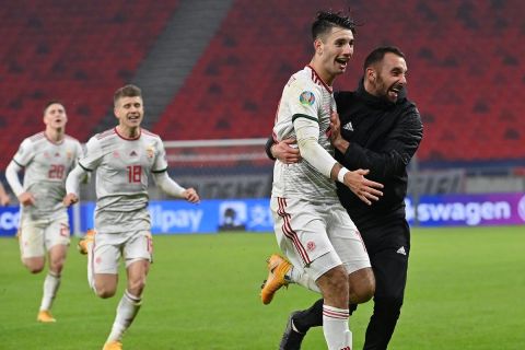 Szoboszlai Dominik (j2) gólöröme a magyar válogatott második gólja után a Magyarország - Izland labdarúgó Európa-bajnoki pótselejtező mérkőzésen a Puskás Arénában 2020. november 12-én.
