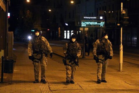 A Terrorelhárítási Központ (TEK) munkatársai járőröznek a miskolci Széchenyi utcában a kijárási tilalom idején 2020. november 14-én este.