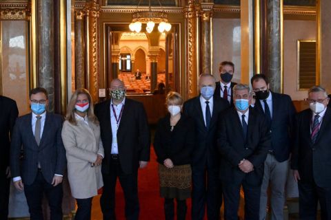Kormánypárti (Fidesz-KDNP) képviselők az Országház folyósóján, miután kivonultak az ülésteremből Korózs Lajos, az MSZP képviselője (háttérben) napirend előtti felszólalásakor az Országgyűlés plenáris ülésén 2020. november 17-én.