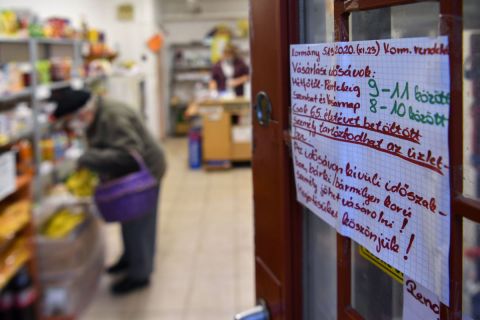 Vásárlási idősávról tájékoztató felirat egy élelmiszerüzlet ajtaján Debrecenben 2020. november 24-én.