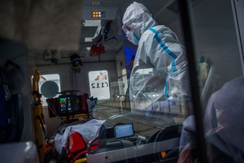Örkényi Zsolt, az Inter-Európa Mentőszolgálat Kiemelten Közhasznú Nonprofit Kft. mobil intenzív mentőegységének mentőtechnikusa védőruhát visel, mialatt egy koronavírussal fertőzött, lélegeztetett beteget szállítanak Budapesten 2020. november 4-én.