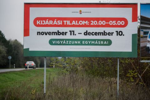 A kijárási tilalomról tájékoztató óriásplakát Pécsen 2020. november 19-én.