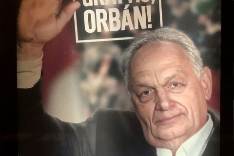 A 71 éves Orbán Viktorral kampányol a korrupció ellen egy svéd jogvédő szervezet