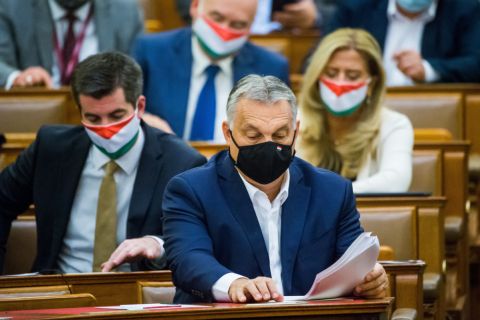 Orbán Viktor miniszterelnök szavaz az Országgyűlés rendkívüli ülésén 2020. november 10-én.