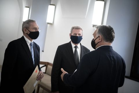 Orbán Viktor miniszterelnök (j), Pintér Sándor belügyminiszter (b) és Benkő Tibor honvédelmi miniszter a Karmelita kolostorban, ahol a kormányfő egyeztetett a két miniszterrel 2020. november 11-én.