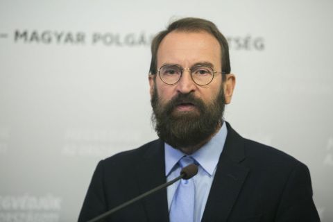 Szájer József, a melegorgiáról való menekülésébe belebukott egykori fideszes EP-képviselő, a Fidesz alapító tagja, a homofób Alaptörvény szerzője.