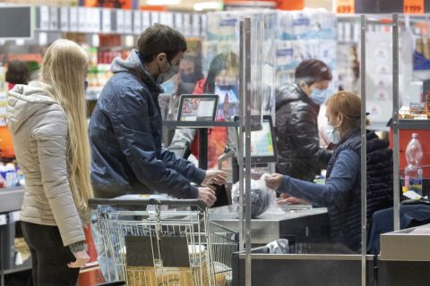 Vásárlók egy nyíregyházi szupermarketben a 19 órai boltbezárás előtt 2020. november 11-én.