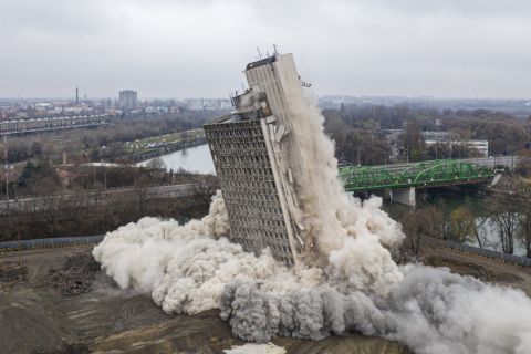 Robbantásos technológiával bontják el a VITUKI Környezetvédelmi és Vízgazdálkodási Tudományos Kutató Központ toronyházát Budapest IX. kerületében 2020. december 10-én.