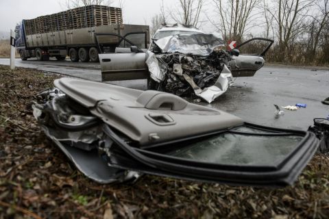 Összeroncsolódott gépjárművek a 23-as úton, ahol egy kamion és egy személygépkocsi ütközött össze Nemti közelében 2020. december 16-án.