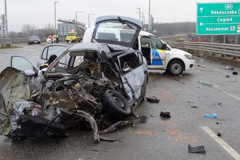 Ütközésben összetört személygépkocsi a 445-ös főúton, Kecskemétnél 2020. december 16-án.