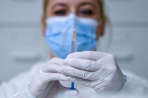 Kocsán Réka, a Debreceni Egyetem Kenézy Gyula Egyetemi Kórház Infektológiai Intézetének szakgyógyszerésze a koronavírus elleni oltóanyaggal az intézet oltópontján 2020. december 27-én.