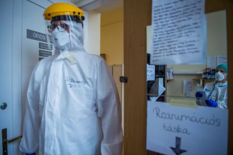 Védőfelszerelést viselő orvosok az Országos Korányi Pulmonológiai Intézet koronavírussal fertőzött betegek fogadására kialakított osztályán 2020. december 11-én.