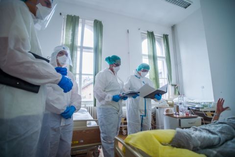 Védőfelszerelést viselő orvosok vizitelnek a koronavírussal fertőzött betegek fogadására kialakított intenzív osztályon a Szent János Kórházban 2020. december 9-én.