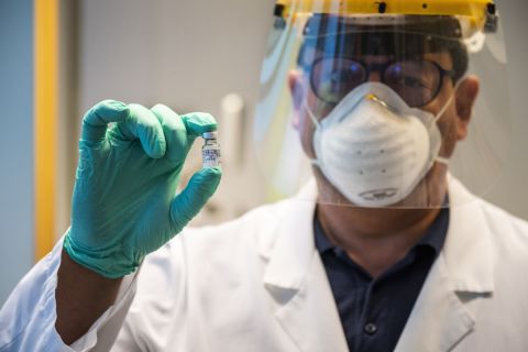 Merkely Béla, a Semmelweis Egyetem rektora egy Pfizer és a BioNTech által kifejlesztett koronavírus elleni oltóanyag fiolájával a Városmajori Szív- és Érgyógyászati Klinikán 2020. december 26-án.