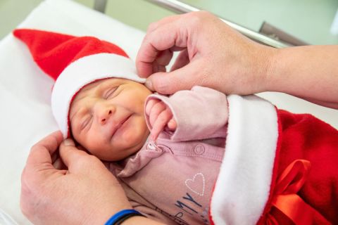 Mikulás ruhába öltözteti az újszülötteket az Orosházi Kórház Szülészet-Nőgyógyászati Osztályának ápolója 2020. december 6-án.