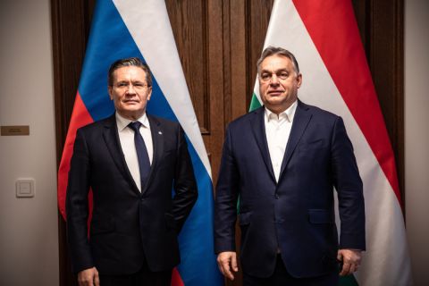 Orbán Viktor miniszterelnök (j) és Alekszej Lihacsov, a Roszatom orosz állami atomenergetikai konszern vezérigazgatójának találkozója a Karmelita kolostorban 2020. december 3-án.