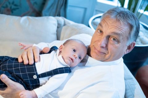 Orbán Viktor unokájával.