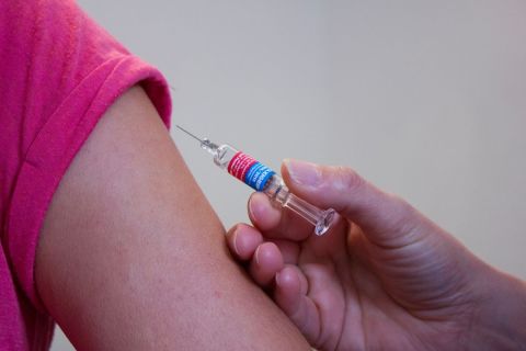 Engedélyezte a Pfizer/Biontech koronavírus elleni vakcinájának forgalmazását az Európai Bizottság