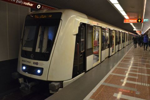 Elvágta a torkát egy férfi a metróalagútban Budapesten, a Blaha Lujza térnél