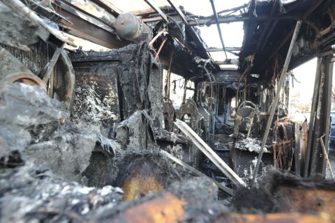 Kiégett autóbusz a III. kerületben, az Árpád fejedelem útján 2021. január 18-án.