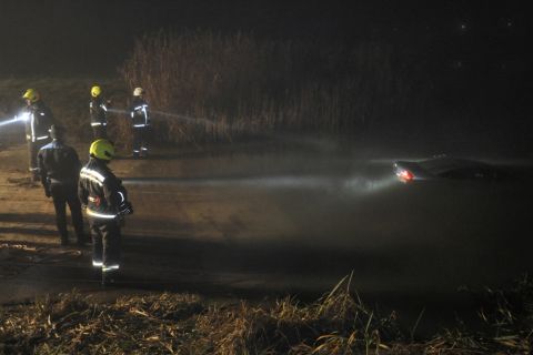 Tűzoltók vontatnak ki búvárok segítségével egy autót a Dunából a soroksári kompnál 2021. január 9-én. A jármű vezetője a Soroksárról Csepel felé tartó kompra akart felhajtani. Az autó a Dunába gurult és elmerült, a három utas ki tudott szállni.