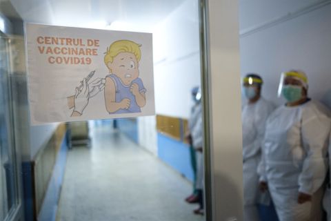 Oltópont bejárata a Hargita megyei sürgősségi kórházban, ahol megkezdődött az egészségügyi dolgozók oltása a Pfizer-BioNTech koronavírus elleni vakcinájával 2021. január 4-én.