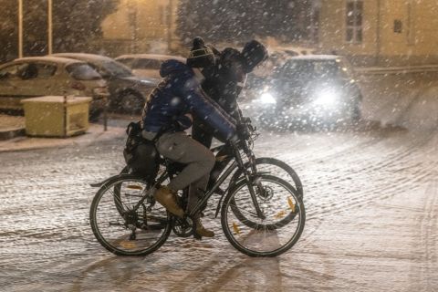 Kerékpárosok a behavazott Szabadság téren Nyíregyházán 2021. január 29-én.