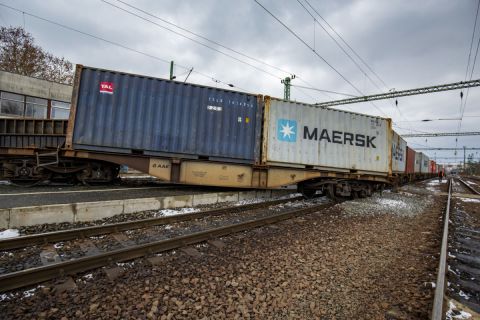 Kisiklott vasúti szerelvény, leborult konténer a murakeresztúri vasútállomáson 2021. január 17-én.