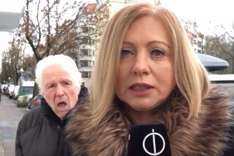 Élő adásban lökte félre az M1 berlini tudósítóját egy idős járókelő